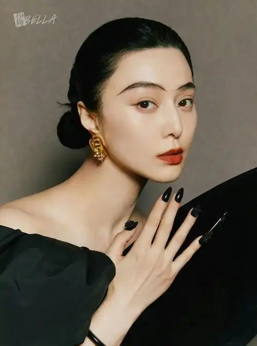 范冰冰亮相《伊周》新刊封面,远山黛眉古典婉约