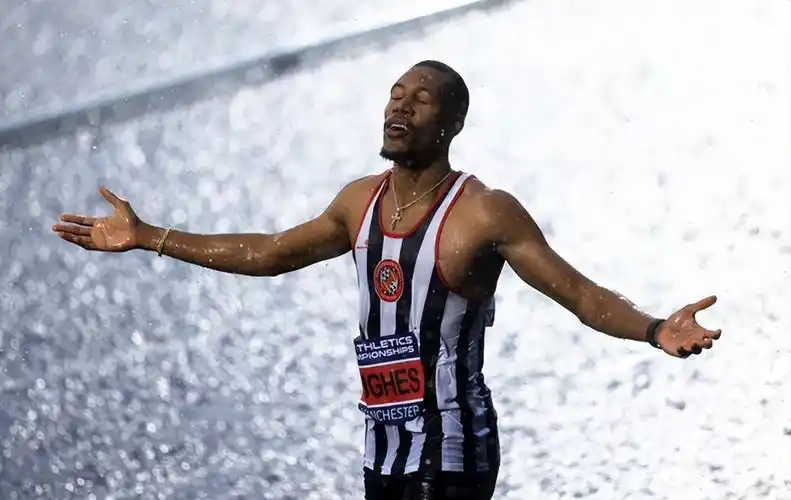 震撼!英国博尔特倾盆大雨中飚出10秒03 成世锦赛新飞人有力争夺者_腾