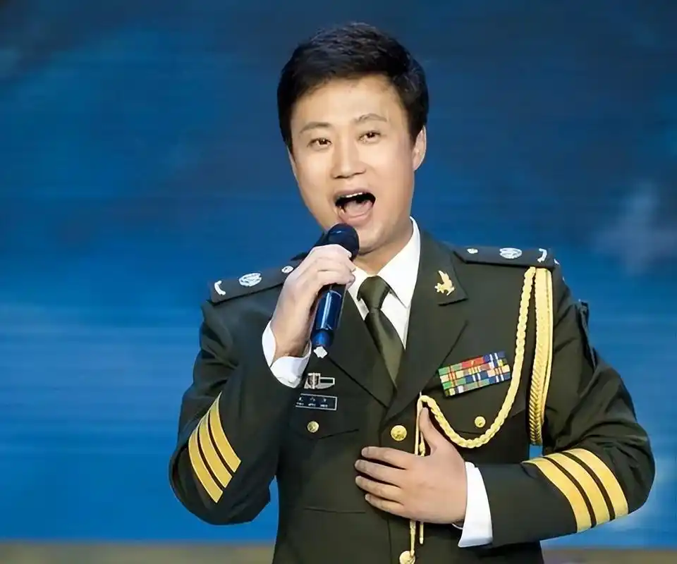 军旅歌手耿为华:前妻的辜负让他"意难平",今51岁依旧单身一人