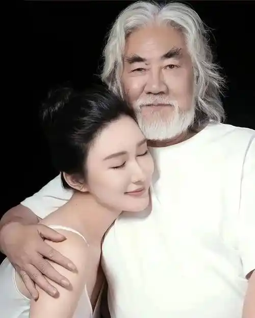 张纪中与妻子合影引发热议_张智正_张智钟_照片