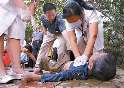 蛙人出动搜救两溺水男童(组图)