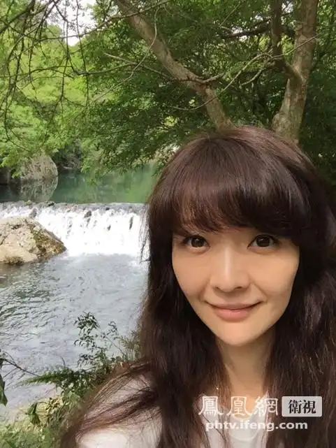 凤凰卫视美女记者胡玲出差采访间歇美拍照图集