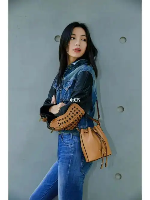 时尚博主@linda_李静 演绎摩登风致,洒脱着装彰显恣意气场