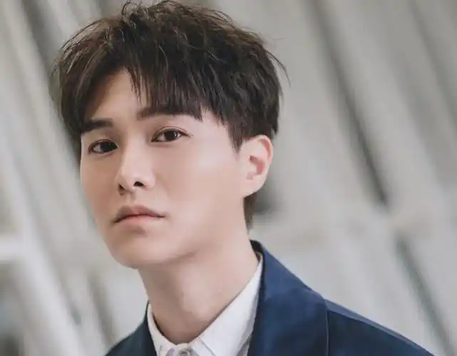 《降魔的2.0》胡鸿钧被曝整容,曾被电视台雪藏?只是受伤修养