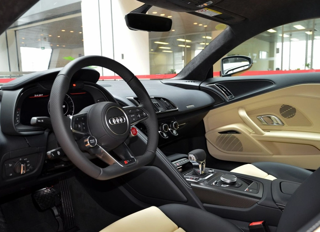 平易近人的超级跑车,深度测评奥迪r8试驾体验,追风也追你