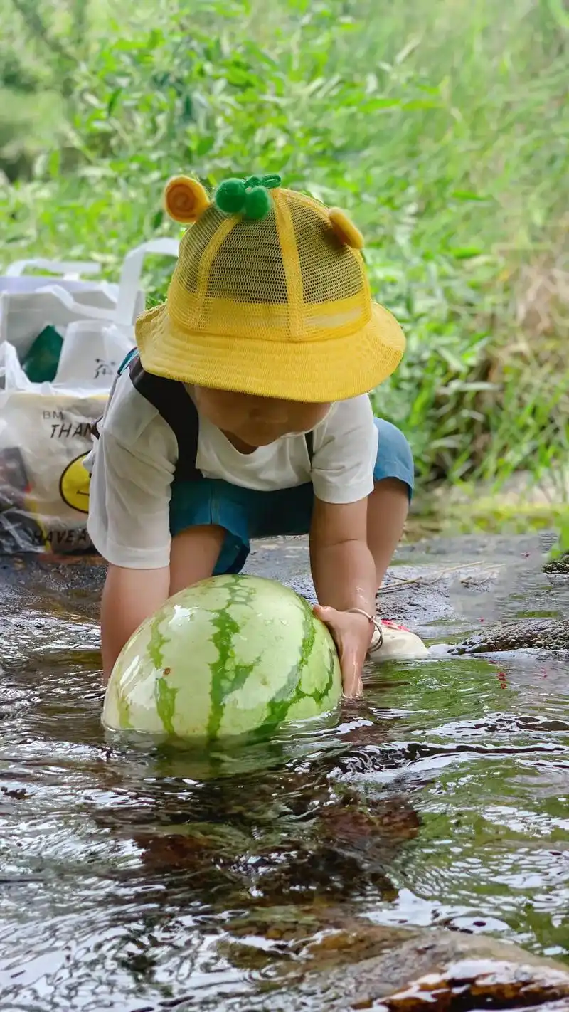 是谁把夏天的氛围感拿捏了 #爱玩水的小朋友 #清凉避暑好去 - 抖音