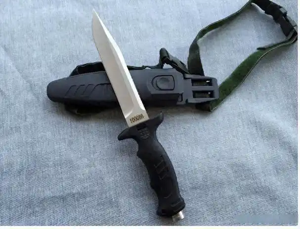 中国海军蛙人部队在执行任务时常常会遇到各种特殊情况,而潜水刀则是