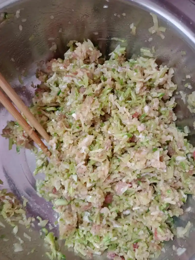 入伏吃饺子 #夏天吃什么 #手工包饺子 #美食 #萝卜馅饺子 - 抖音