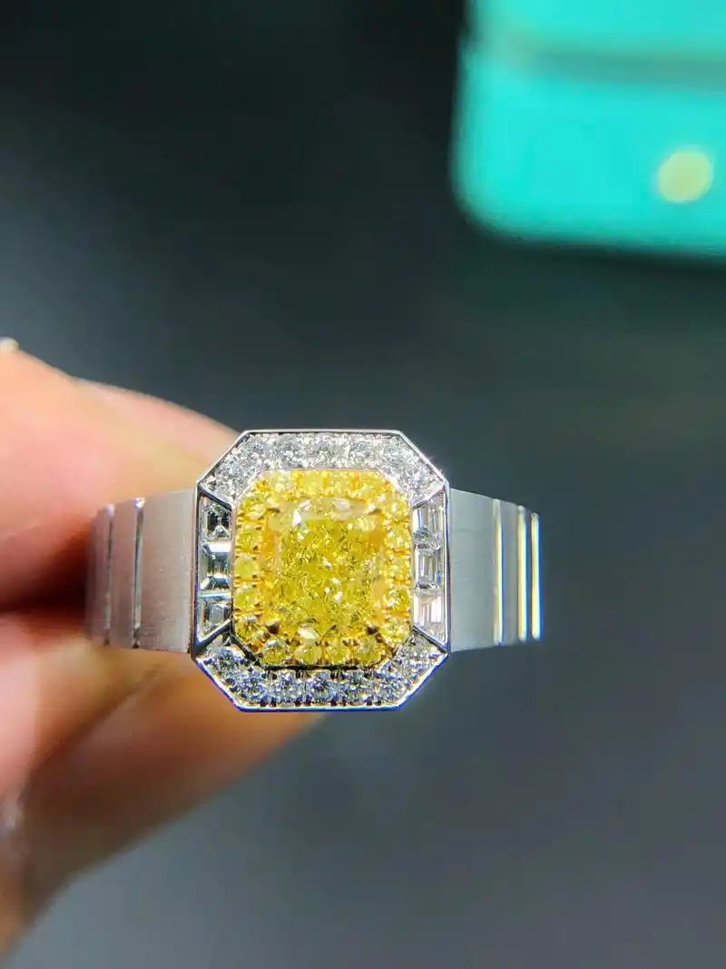 彰显气质与豪华的男版黄钻戒指.客定黄钻男戒:主石1克拉,配钻 - 抖音