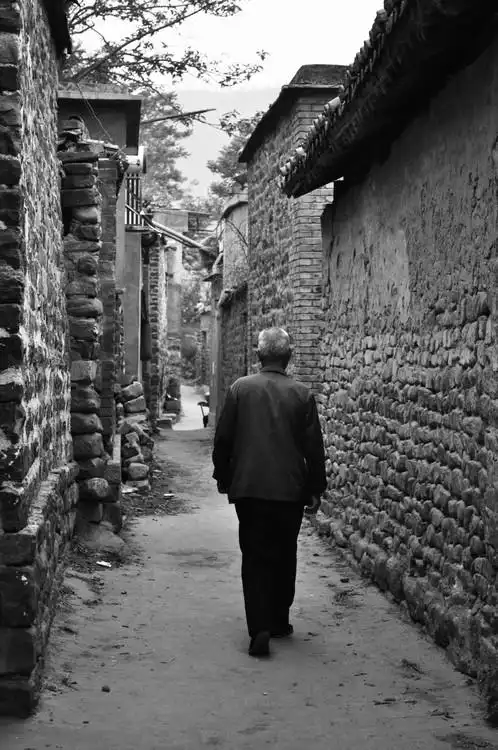 一次偶然看到了这位老人的背影,有一种亲切感,使我想到老人在村子里的