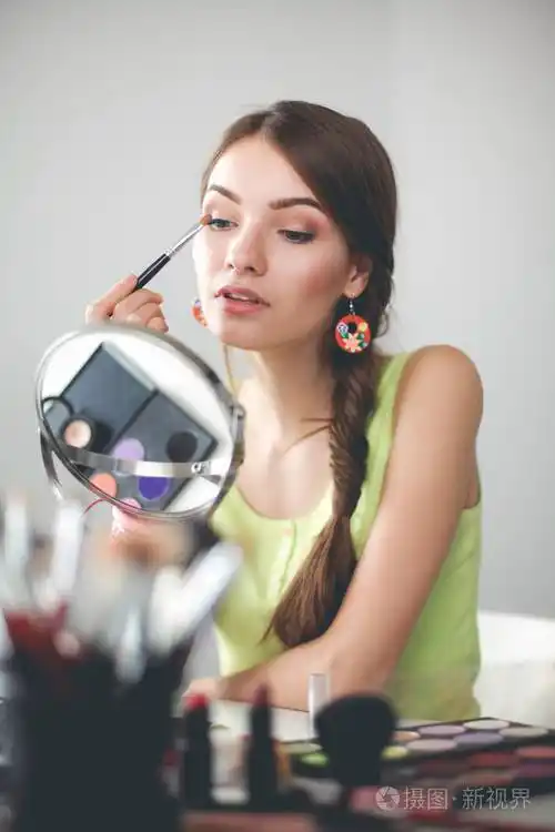 年轻美女在镜子旁化妆照片-正版商用图片27tpfv-摄图新视界