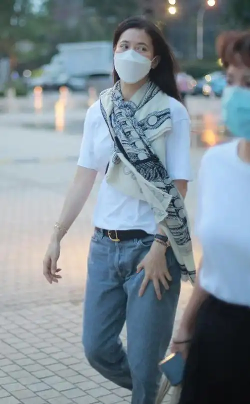 袁咏仪又现佛系穿搭印花丝巾配白t恤完全不像年过半百的模样