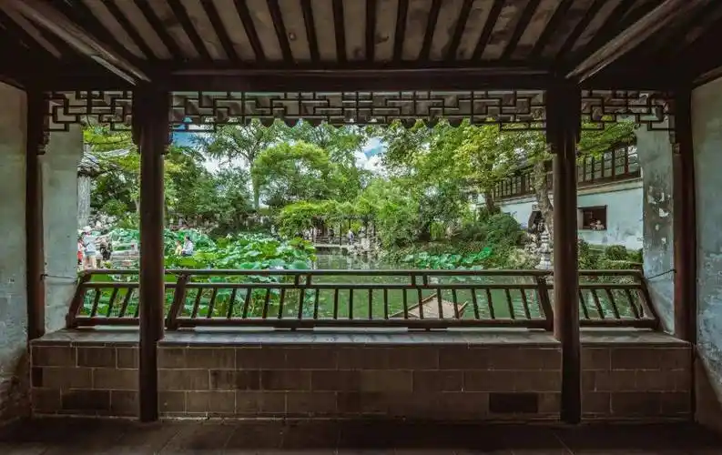 终于完全扩展开向西进入绿荫轩古木交柯的漏窗▲隐约可见外部的山池