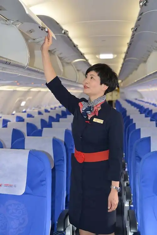 【人民网】23年飞行生涯东航浙江第一代乘务长告别蓝天