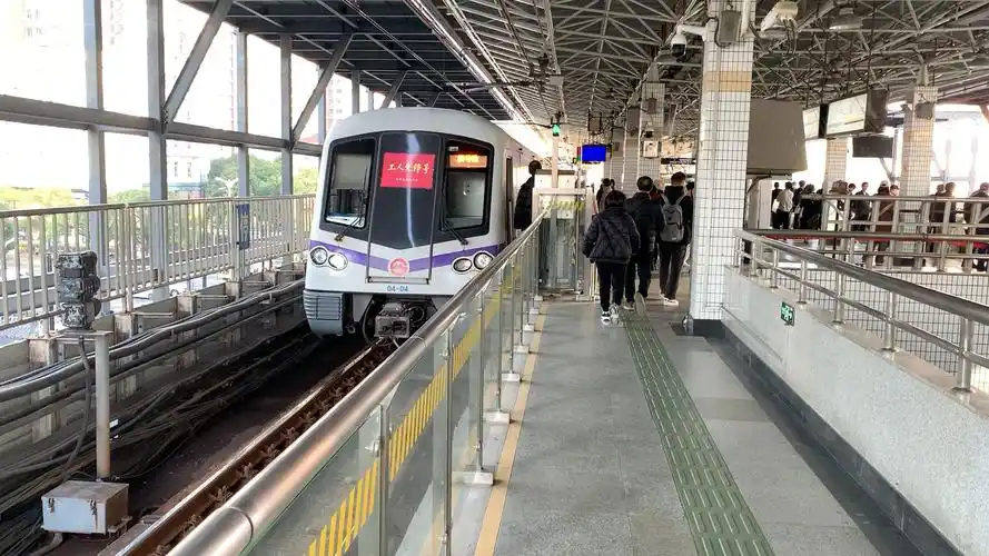上海地铁四号线奶嘴404内圈运行,出中山公园站