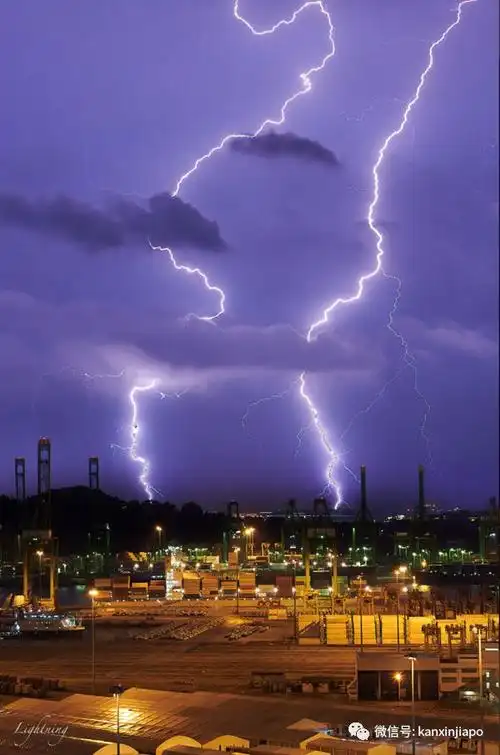 新加坡连夜大雨花样闪电演绎特效大片