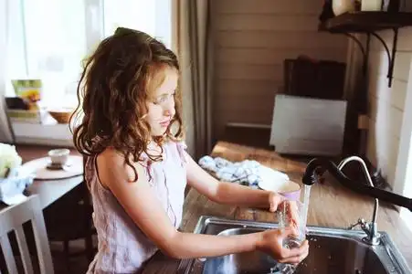 孩子做家务图片