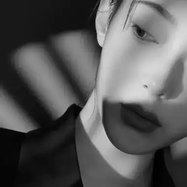 黑白女生忧郁伤感头像图片