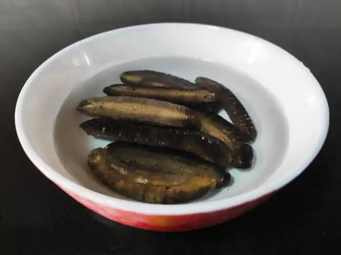 乌参的营养价值低于刺身,因售价较为便宜,所以被人们用来做菜品食用.