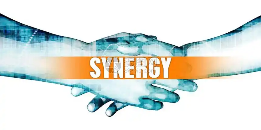 在白色背景上与商人握手的协同效应概念