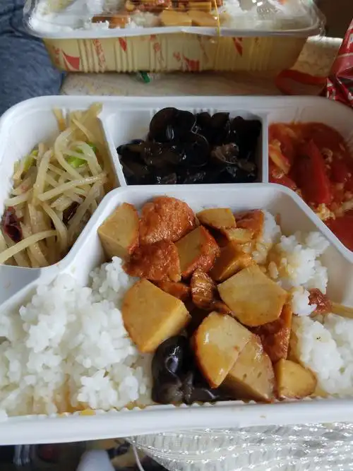 火车上的盒饭比过去的铝饭盒要好许多.