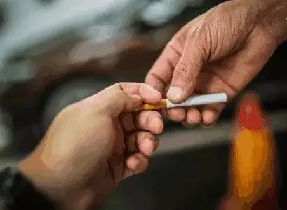 一般有经验的烟民给别人递烟时,都会给两三支.