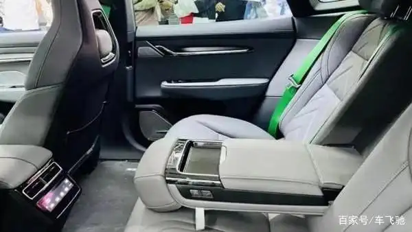 极氪001  后排