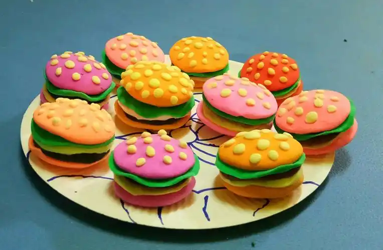 汝州市小哈佛幼儿园小班手工――粘土汉堡