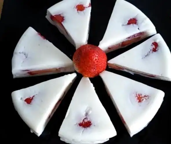 牛奶草莓果冻,样子像糕点,味道冰冰凉凉,奶香味十足