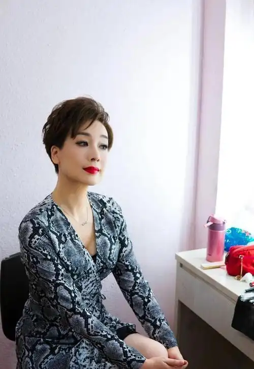 江美仪剪了短发真年轻穿蛇纹连衣裙亮相48岁丝毫不见老