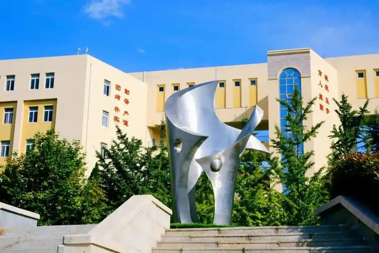 二中三年奠基学生未来三十年青岛二中原校长孙先亮校长发表卸任感言