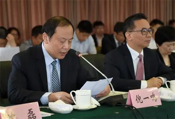 多年来,倪一鸣教授心系患者利益,他说,在临床上经常碰到贫病交加