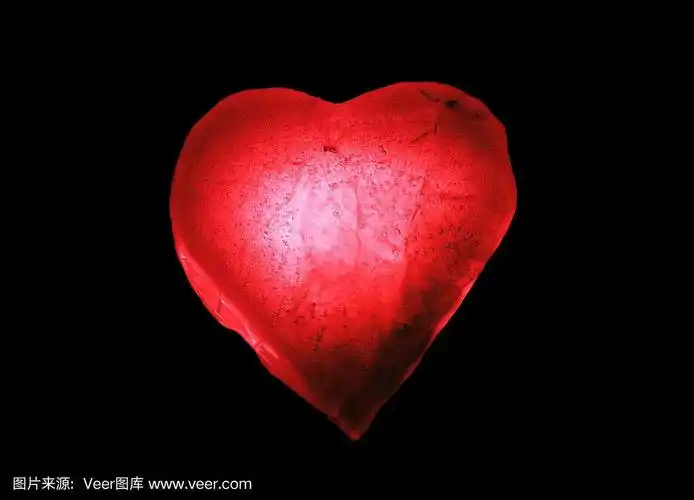 特写红冰冰冻的心符号孤立在黑色的背景.