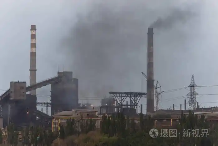 黑烟的冶金厂的照片