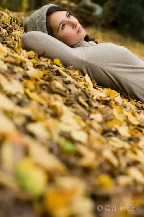 躺在地上的女孩