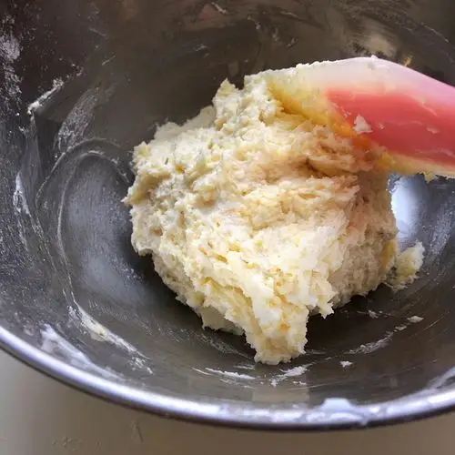 过度揉捏面团会使面团生筋,搅拌均匀即可