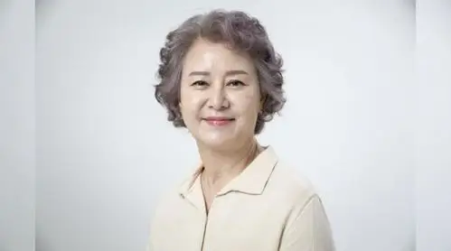 60岁阿姨过年准备烫染什么发型年轻洋气四种超减龄发型了解下