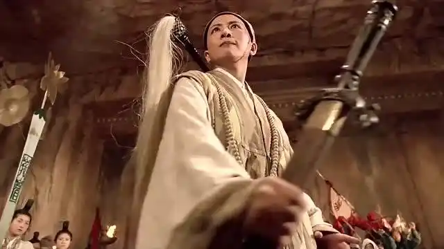 灭绝师太的倚天剑还没出鞘就被小伙夺了去,和八年前一样的情景