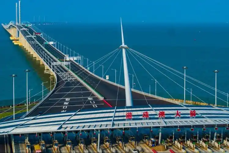 目前,世界最能抗台风,地震的港珠澳大桥,其所能够抵御的地震和台风也