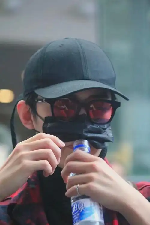 肖战喝水花絮##综艺资讯