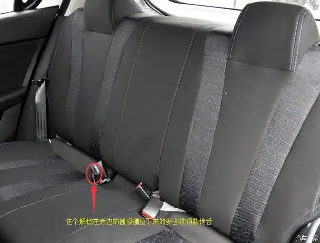 后排三个人怎么系安全带