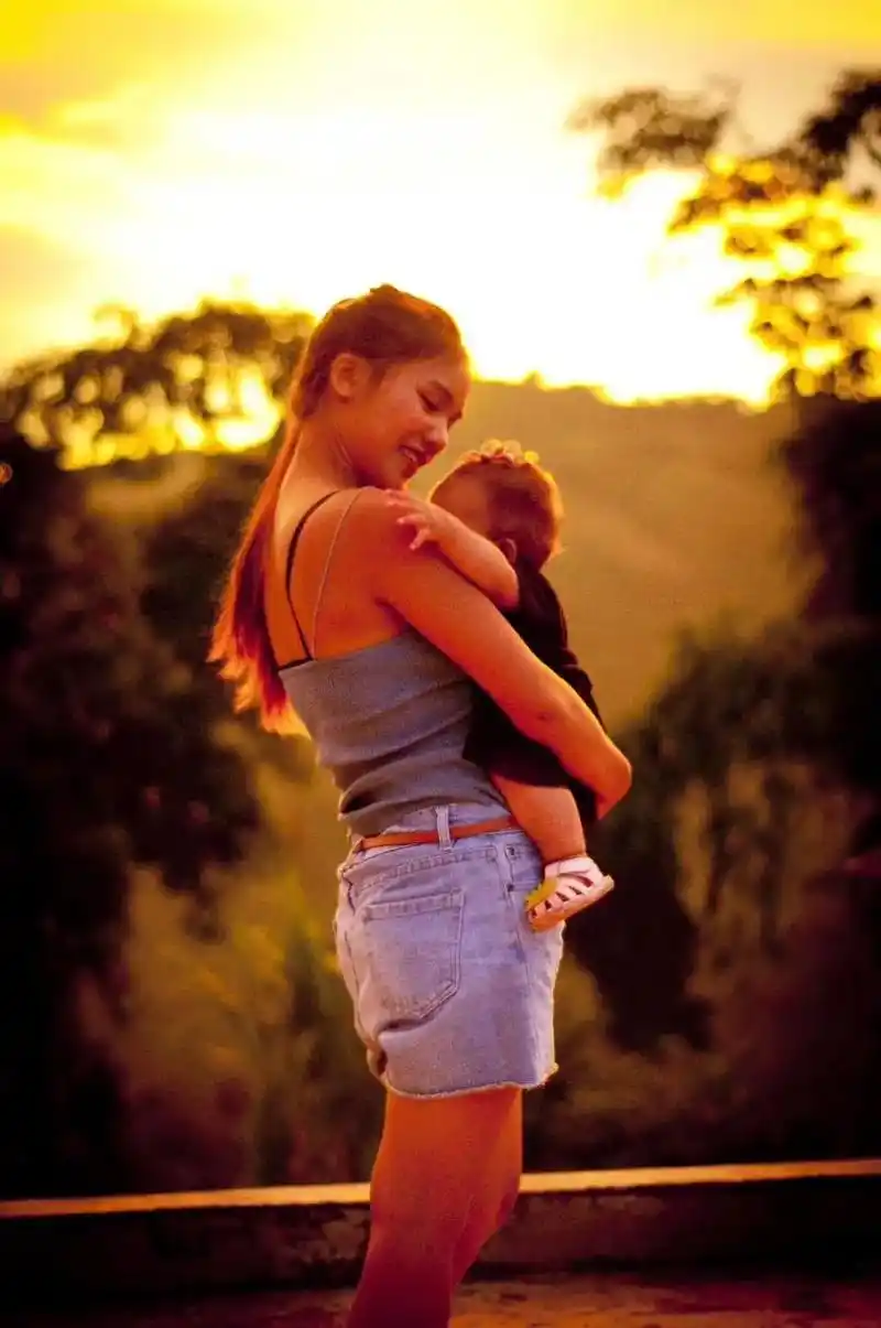 伟大母亲 #夕阳下的背影 每一张照片都是满满的回忆  - 抖音