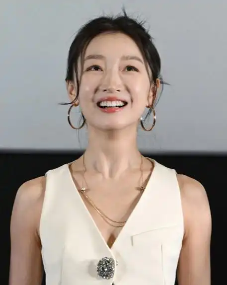 周冬雨的身段是特别苗条的,她挽着漂亮的秀发,戴着奢华的耳坠,整个人