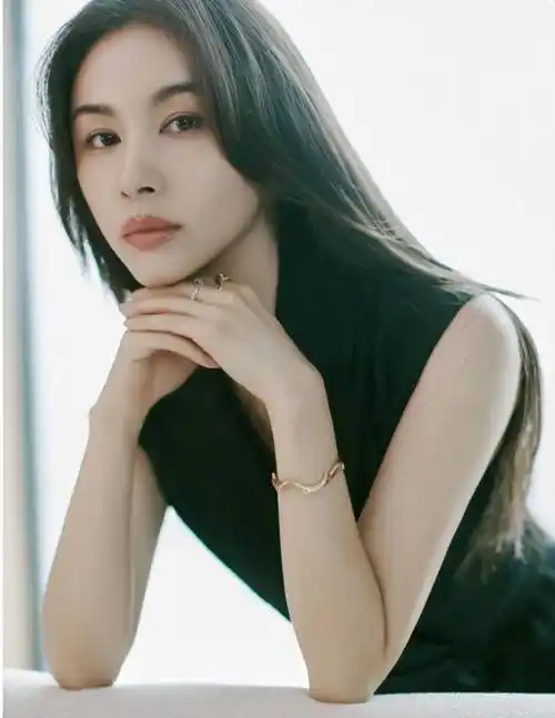 原创久违了王子文高开叉连衣裙成熟大方而明艳动人