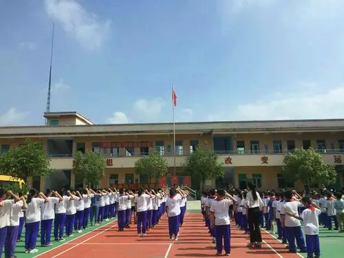 富华小学开展"开学第一课"交通安全教育活动