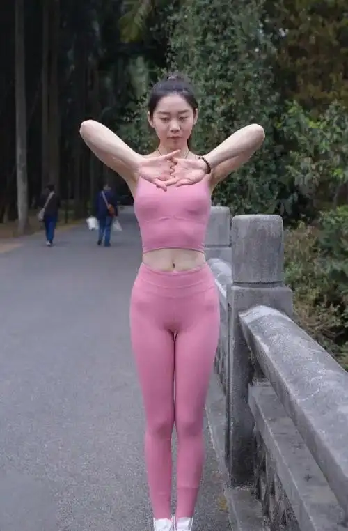 女生穿瑜伽裤怎么做才能不尴尬? - 石塘网