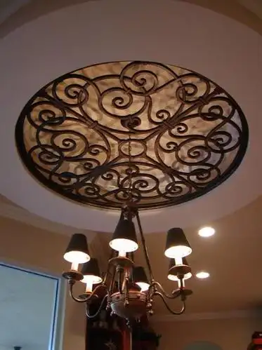 不用石膏板吊顶换成一层镂空铁艺的造型很特别让人眼前一亮