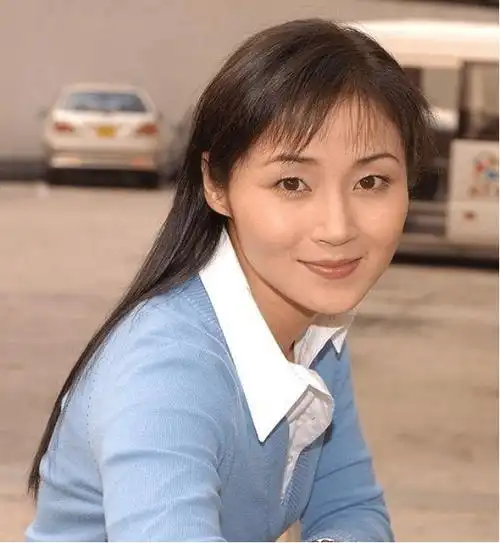 万绮雯近照冻龄似少女,穿超短裙秀长腿,现在内地开民宿做老板娘