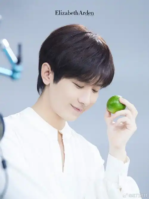 雅顿白茶沁心香水##伊丽莎白雅顿品牌代言人成毅