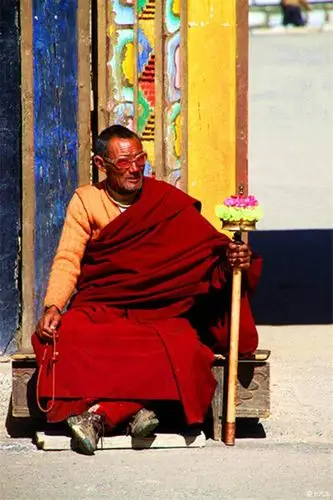 僧人摇着转经筒,嘴里念着六字真言,他们愿意一辈子守候着自己的